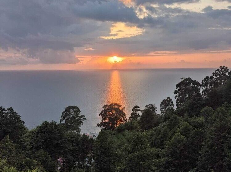 هتل Hills Kvariati