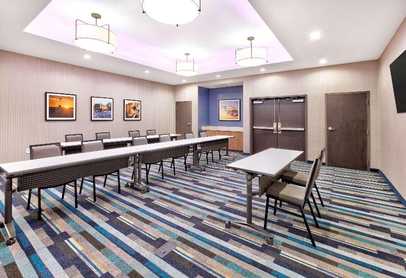 Отель La Quinta Inn & Suites By Wyndham Terrell