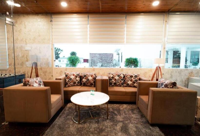 호텔 Shivjot Farm & Resort Panchkula