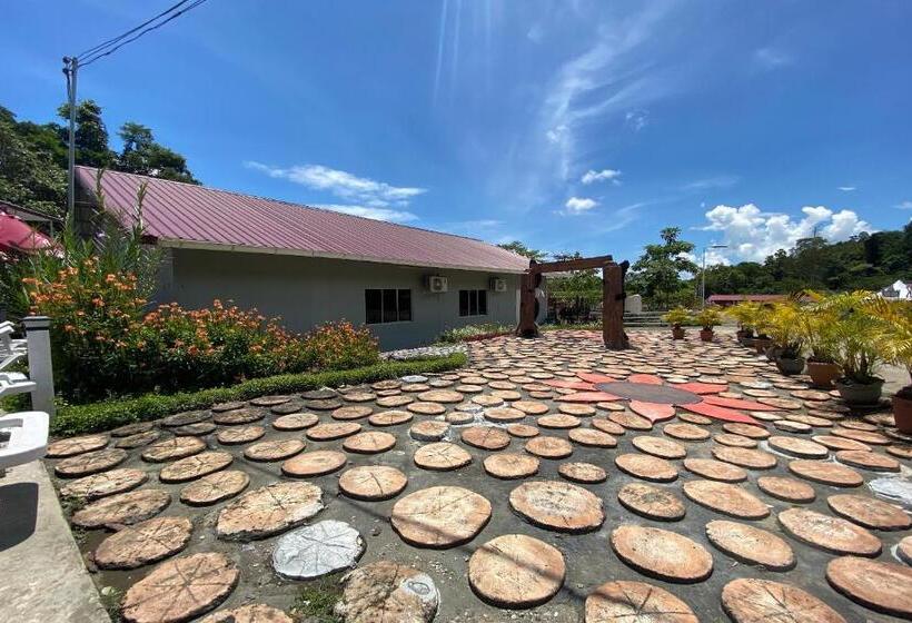 בית מלון כפרי Spot On 90279 Kinomulok Garden