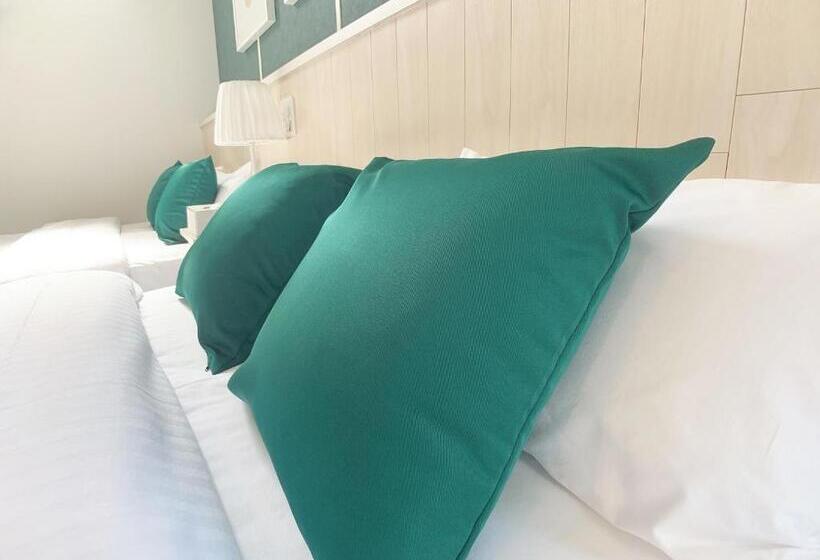 Bar & Hotel Colors Miyajima