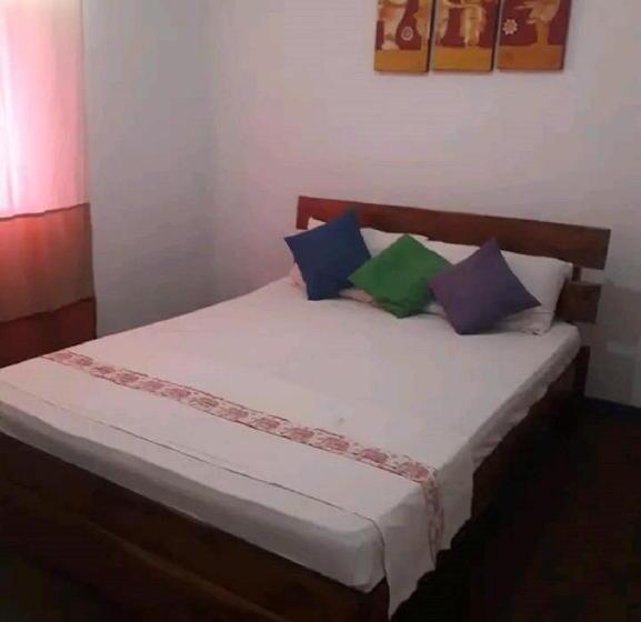 Отель Kandy Lake Layathraa