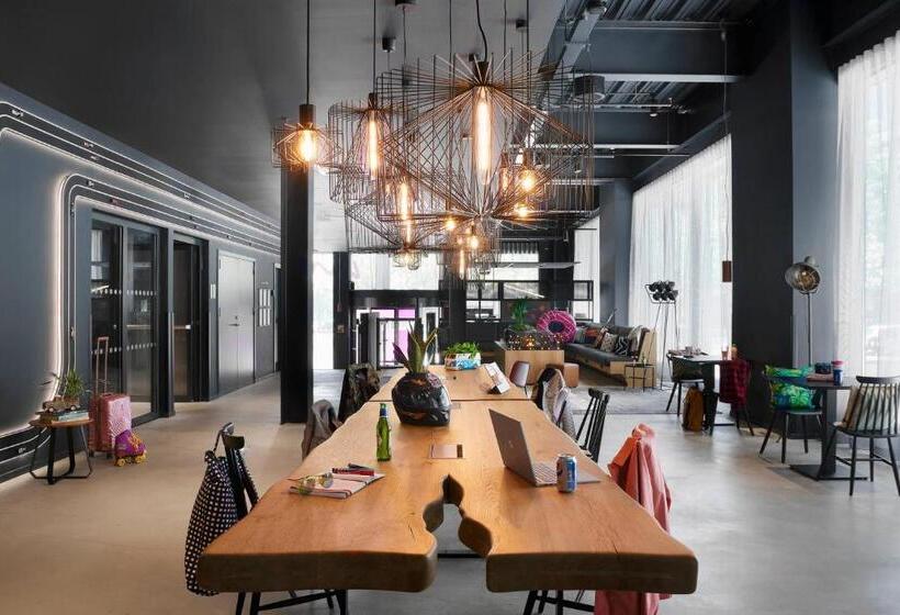 בית מלון כפרי Moxy Milton Keynes