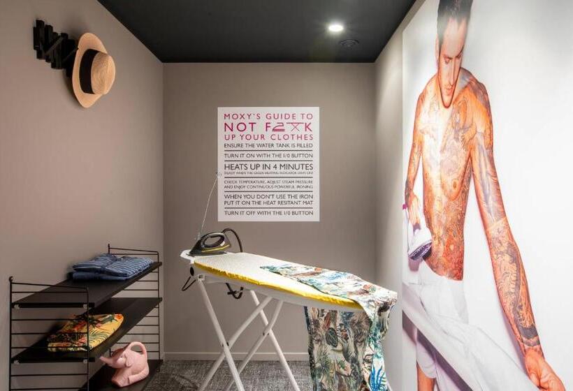 Отель Moxy Utrecht