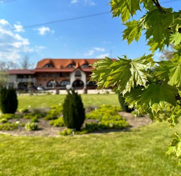 汽车旅馆  Muskátli Panzió és étterem