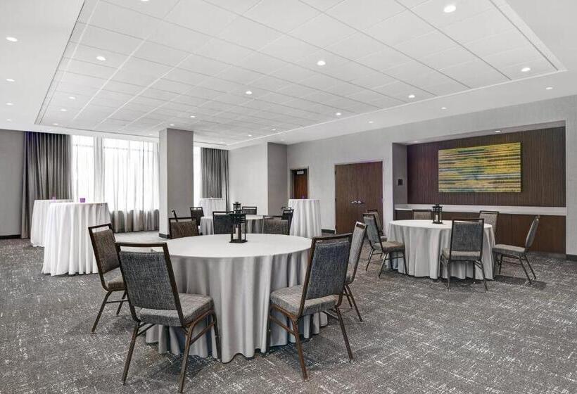 Отель Courtyard By Marriott Manhattan Aggieville