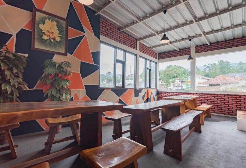 Отель Reddoorz Syariah @ Happy Farm Ciwidey 4