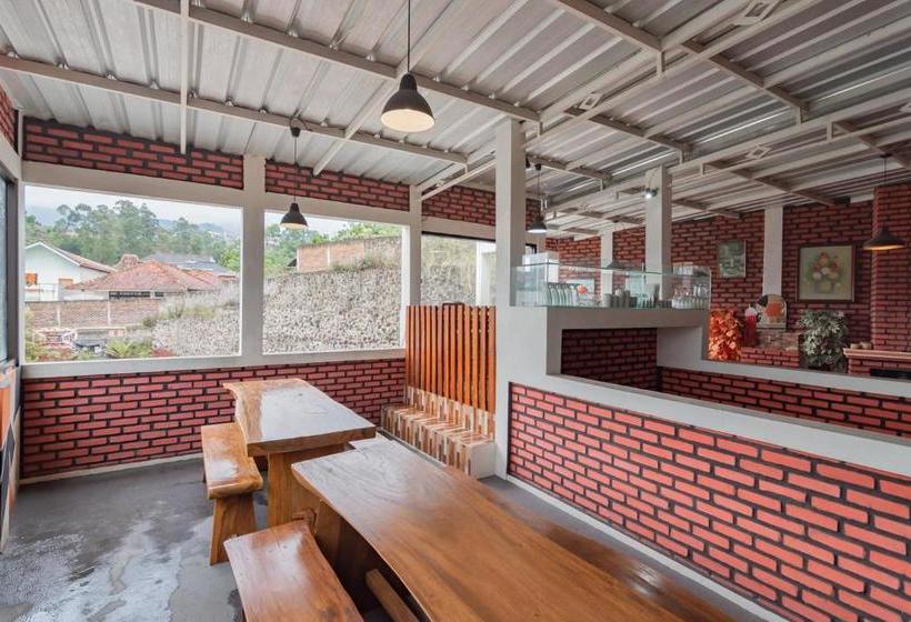 Отель Reddoorz Syariah @ Happy Farm Ciwidey 4