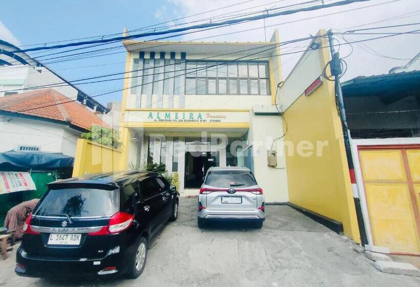 ホテル Almeira Homestay Syariah Near Makam Sunan Ampel Mitra Reddoorz