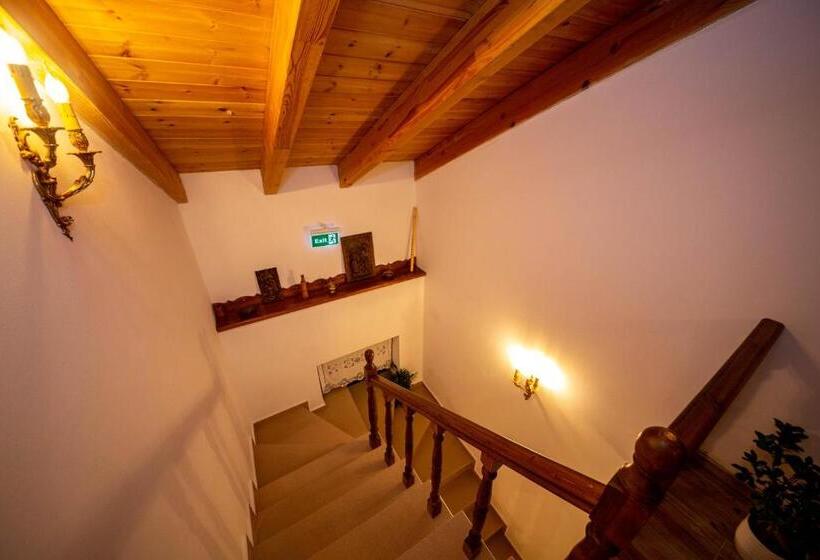 בית מלון כפרי Berati Castle