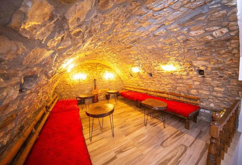 בית מלון כפרי Berati Castle