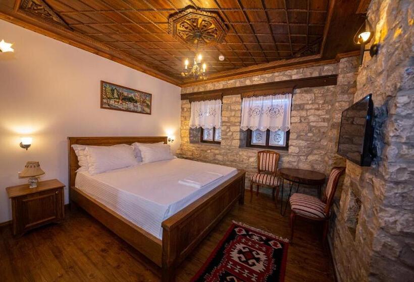 בית מלון כפרי Berati Castle