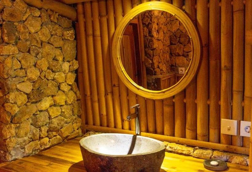 Отель Elang Hillside Bamboo Villas