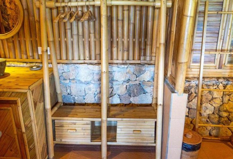 Отель Elang Hillside Bamboo Villas