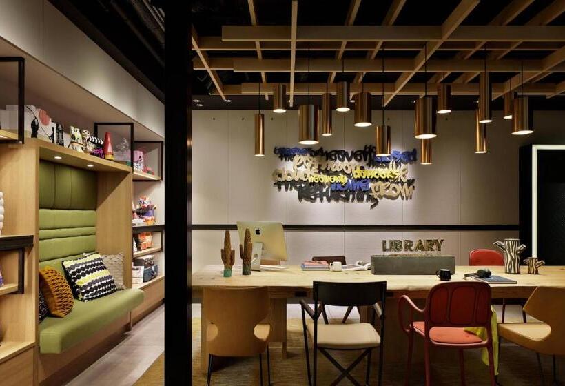 ホテル Moxy Kyoto