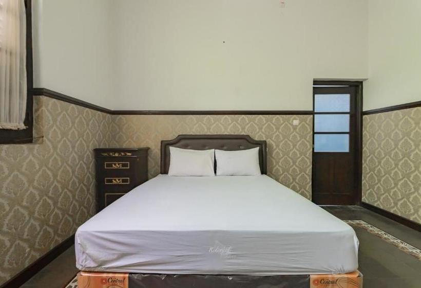 Отель Reddoorz Near Jalan Adi Sucipto Solo