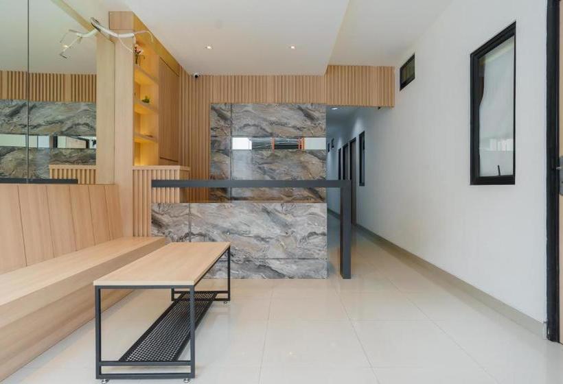 Отель Reddoorz Near Seasons City Mall 3