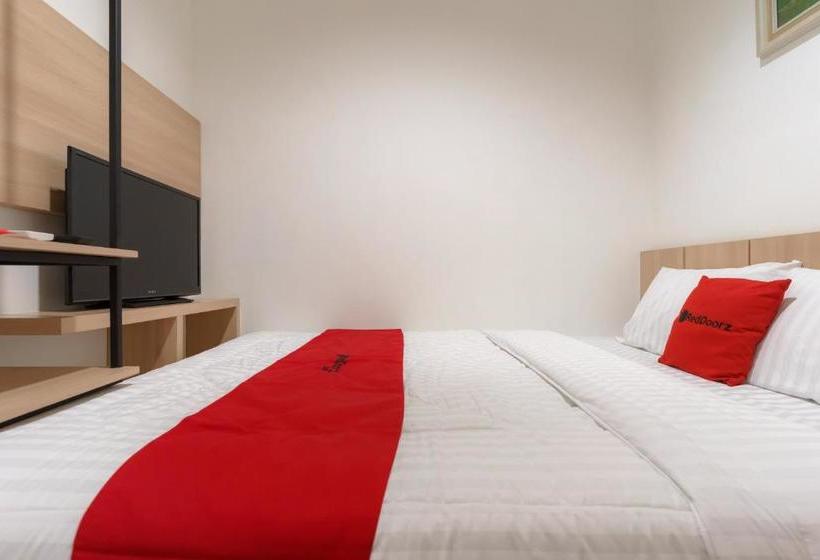 Отель Reddoorz Near Seasons City Mall 3