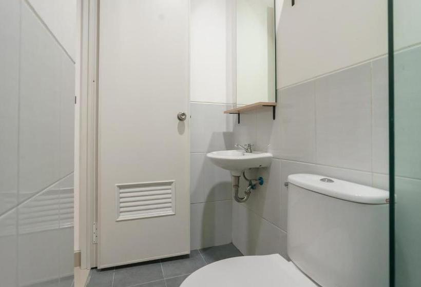 Отель Reddoorz Near Seasons City Mall 3