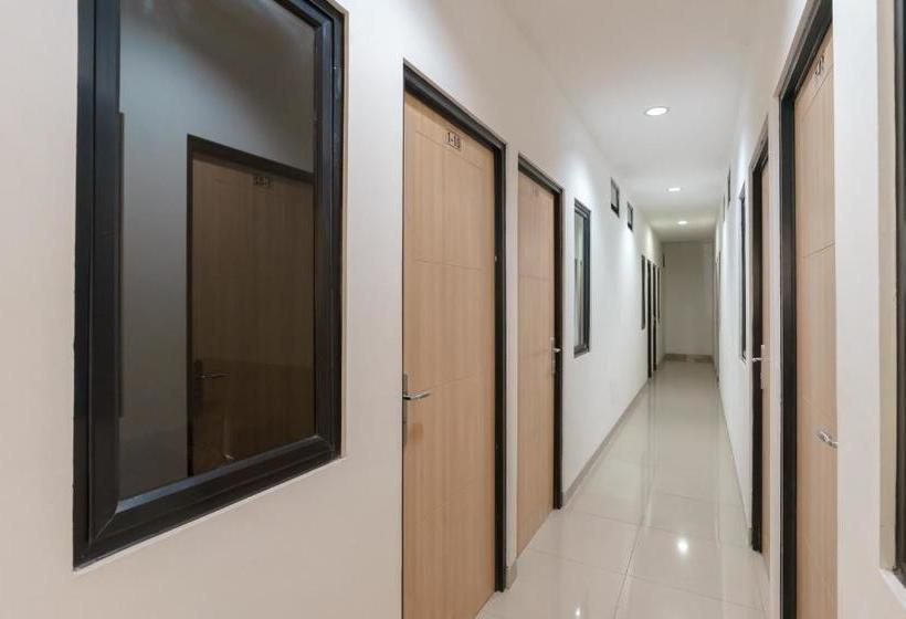 Отель Reddoorz Near Seasons City Mall 3