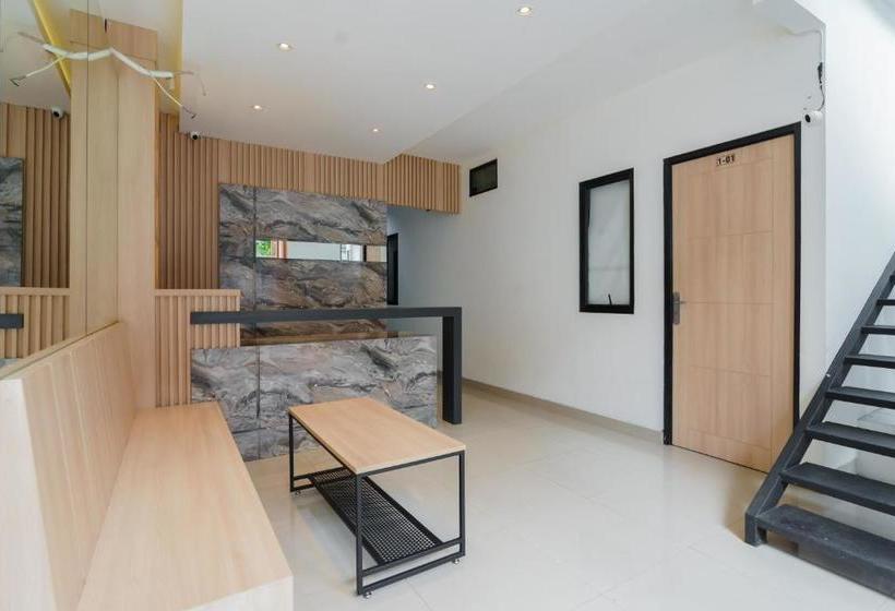 Отель Reddoorz Near Seasons City Mall 3