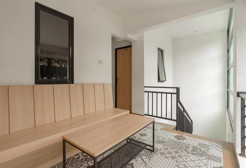 Отель Reddoorz Near Seasons City Mall 3