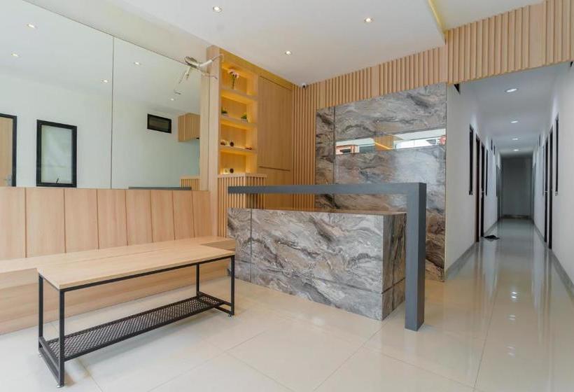 Отель Reddoorz Near Seasons City Mall 3