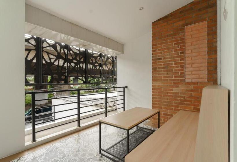 Отель Reddoorz Near Seasons City Mall 3