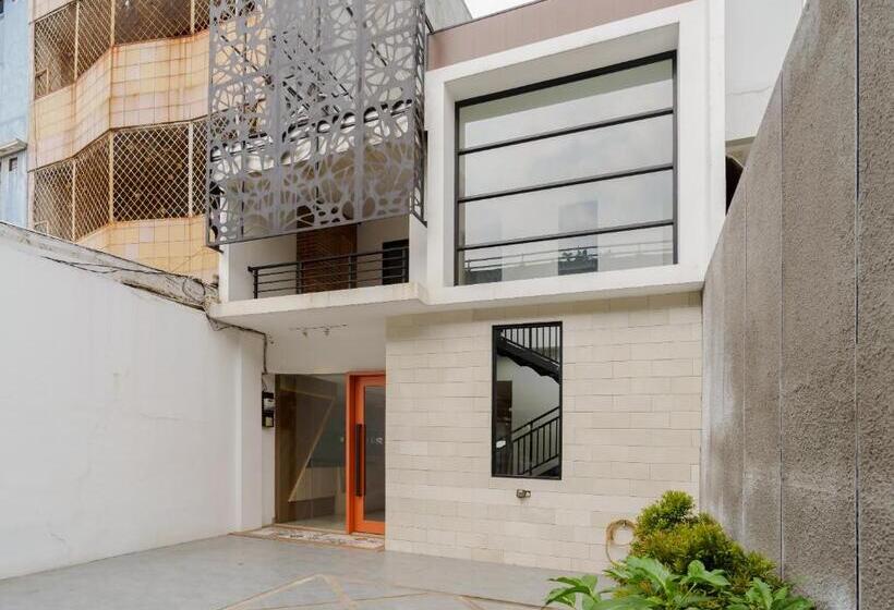 Отель Reddoorz Near Seasons City Mall 3