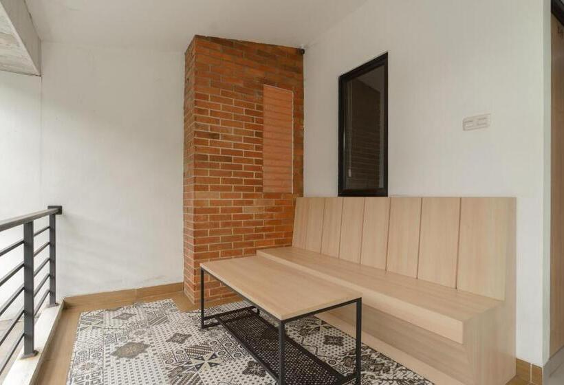 Отель Reddoorz Near Seasons City Mall 3