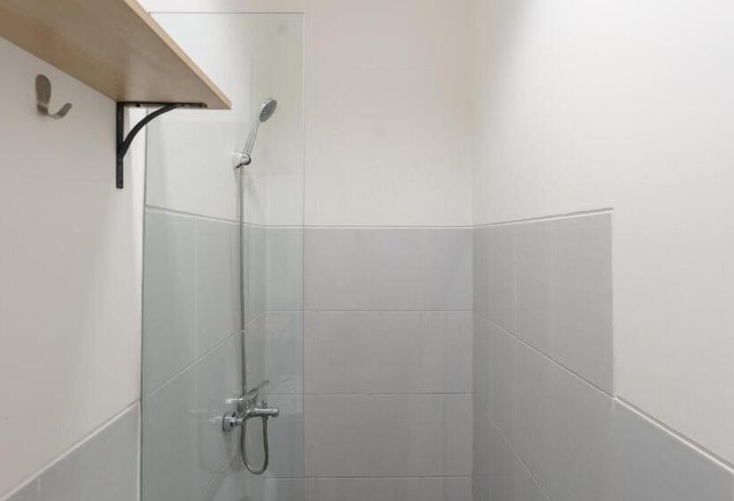 Отель Reddoorz Near Seasons City Mall 3