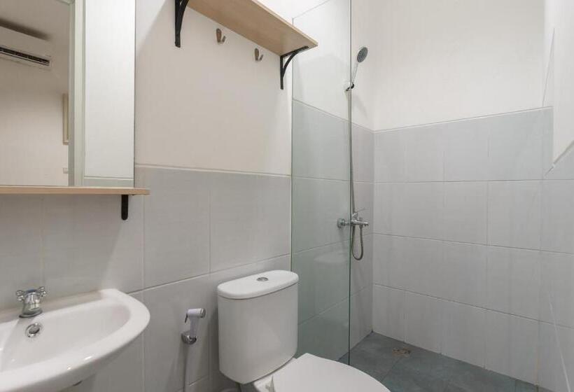 Отель Reddoorz Near Seasons City Mall 3