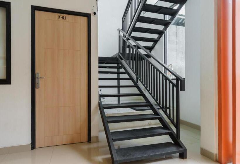 Отель Reddoorz Near Seasons City Mall 3