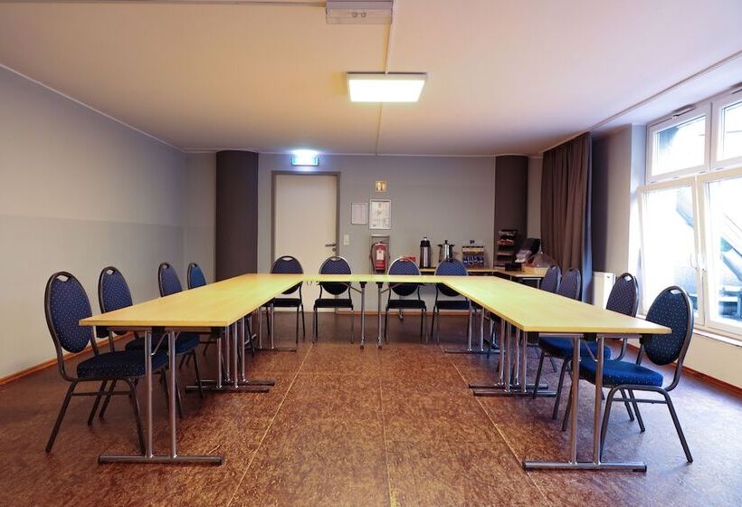 Отель a&o Koln Neumarkt