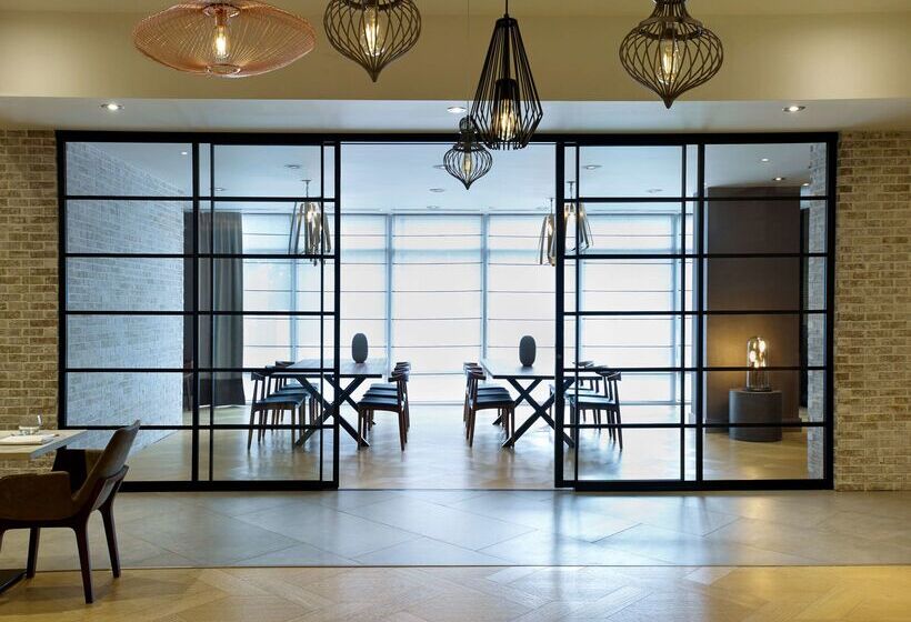 Отель Hilton Garden Inn Toronto Airport