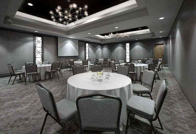 Отель Hilton Garden Inn Toronto Airport