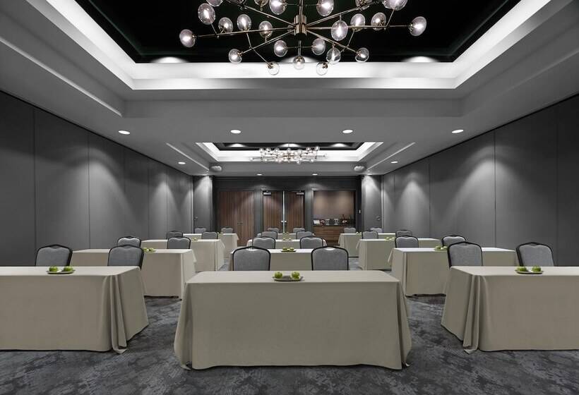 Отель Hilton Garden Inn Toronto Airport