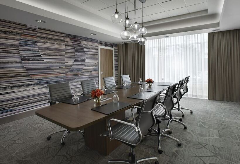 Отель Hilton Garden Inn Toronto Airport