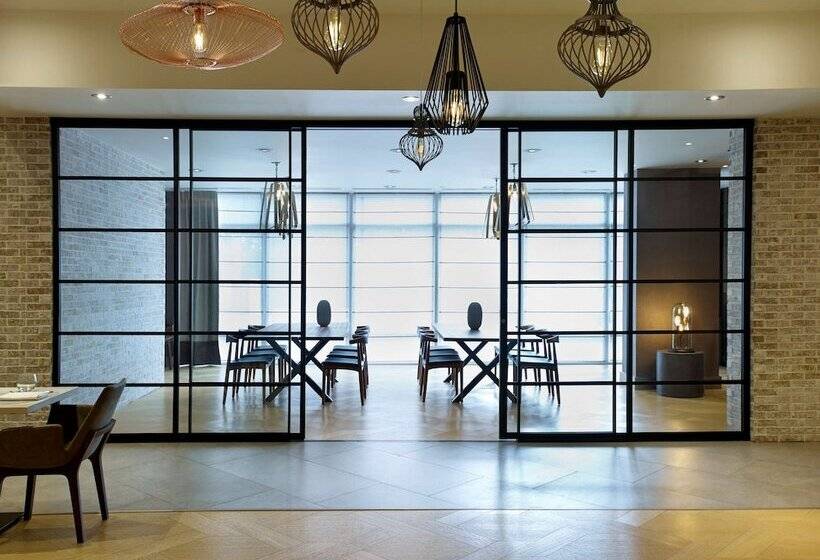 Отель Hilton Garden Inn Toronto Airport