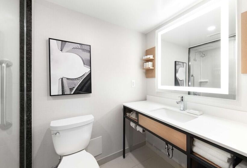 Отель Hilton Garden Inn Toronto Airport