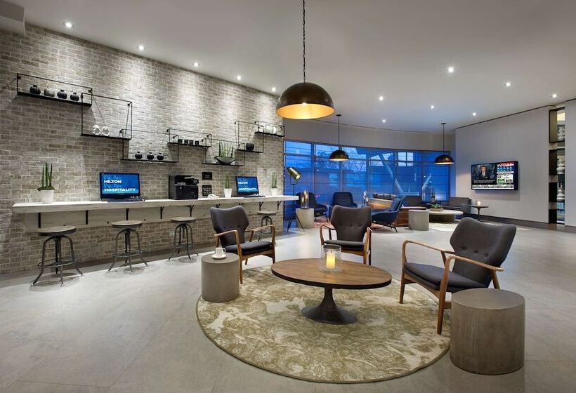 Отель Hilton Garden Inn Toronto Airport