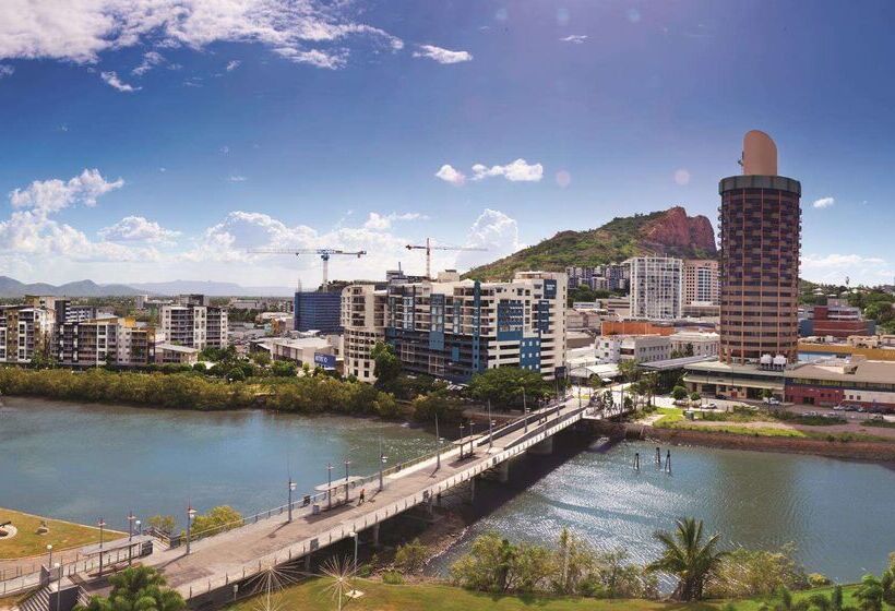 هتل Oaks Townsville Gateway Suites