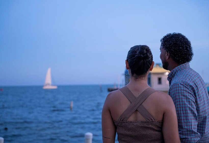 فندق Sunbreeze Suites