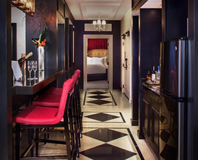 هتل The Cromwell