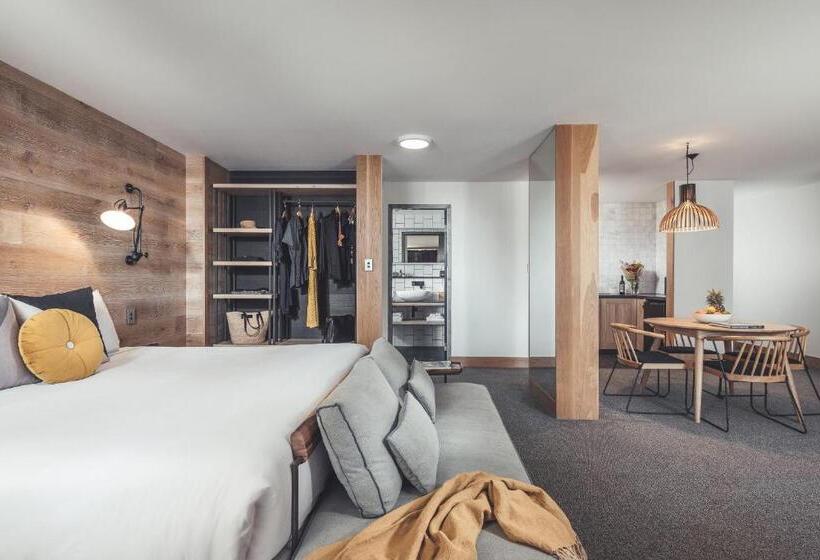 Отель The Island Gold Coast