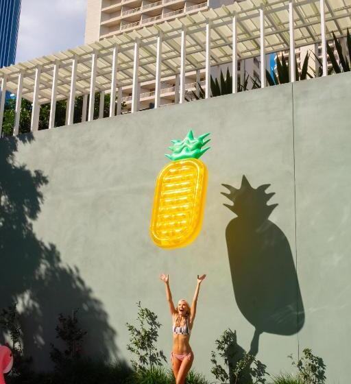 Отель The Island Gold Coast