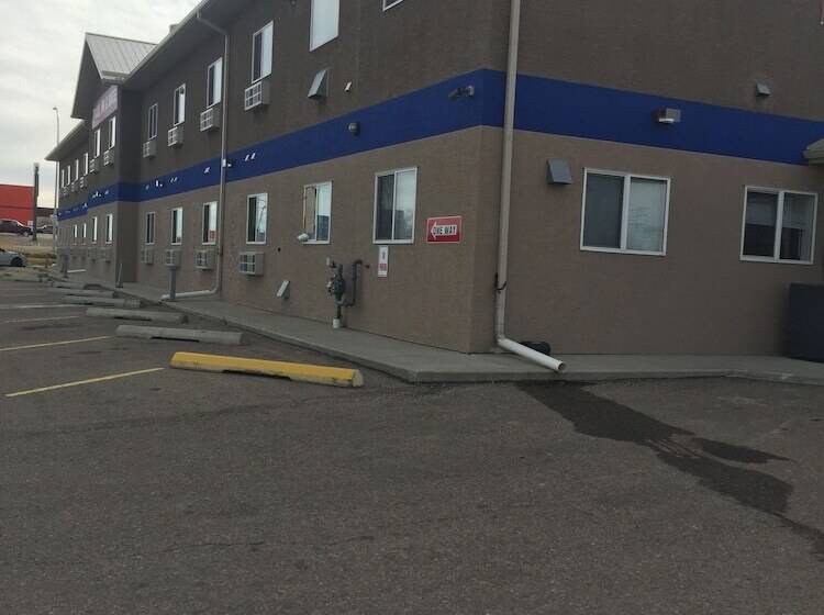 فندق Travel Inn & Suites Innisfail