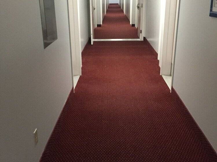 فندق Travel Inn & Suites Innisfail