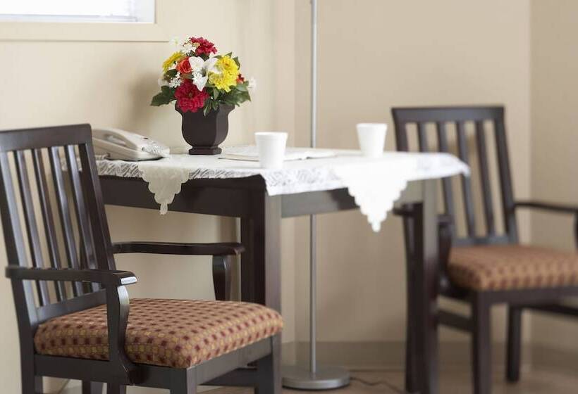 فندق Travel Inn & Suites Innisfail