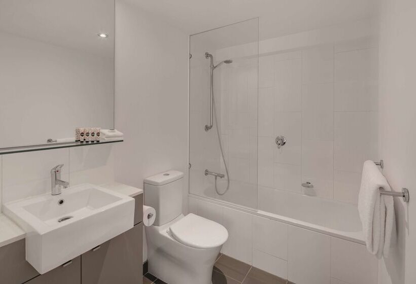 Travelodge Hotel Melbourne Docklands